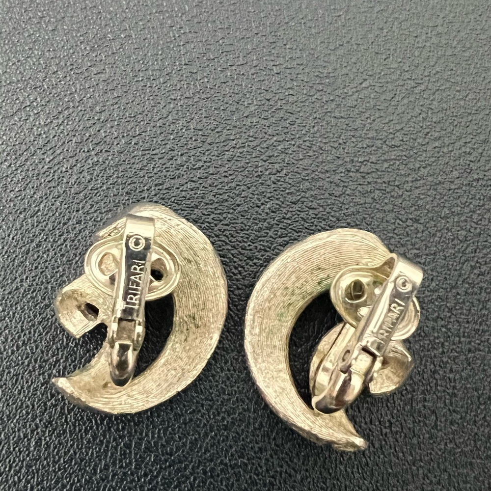 Vintage Trifari Gold Swirl Necklace and Earring Set - Picture 4 of 5